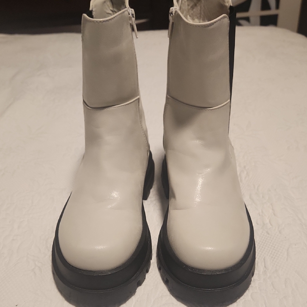 Women's 9.5 Dirty Laundry White Ankle Boots